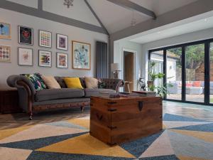 Historic Hampshire Cottage with Private Putting Green