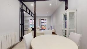 Historic Center Albizuri Residence, Bright, Spacious 3BR Apartment Ideal for Groups