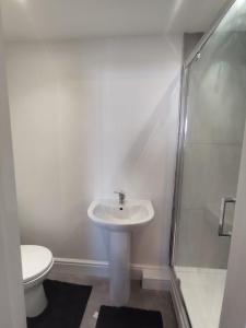 En-Suite Double-Bedroom in the Heart of Salford Manchester CR4 Perfect for Short Stays