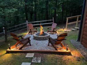 Luxury Cabin Hot Tub, Theater, Dog Run & Fire Pit