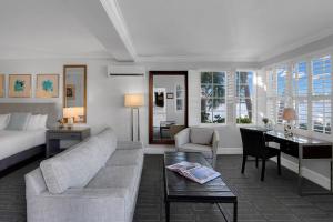 Suite with Sea View room in The Pillars Hotel