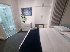 Generous double bedroom with ensuite - home from home!