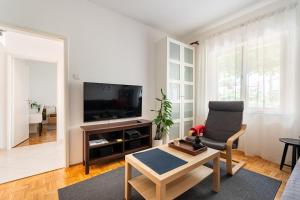Rosemary apartment-cosy and peaceful spot with private parking