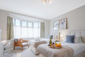 Beautiful House - Sleeps 8 - Close to City Centre - Free Parking, Fast Wifi and Smart TV with Virgin TV and Netflix by Yoko Property