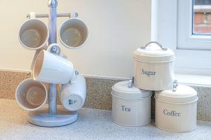 Beautiful House - Sleeps 8 - Close to City Centre - Free Parking, Fast Wifi and Smart TV with Virgin TV and Netflix by Yoko Property