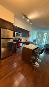 Lakeview Condo in Downtown with Free Parking.