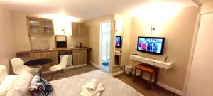 Deluxe Double Room room in Cotswold Merrymouth Inn