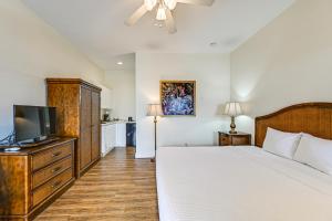 Quaint Naples Studio with Community Fitness Center