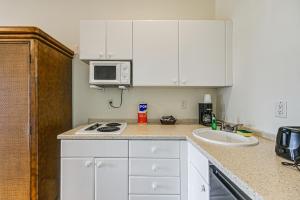 Quaint Naples Studio with Community Fitness Center