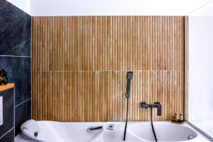 B&B / Chambres d'hotes Domaine Des Lucques B&B with Private Infinity Pool & Grand Olive Grove : Chambre Double - Vue sur Piscine