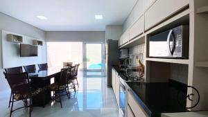 Casa com piscina, próxima a praia para suas férias