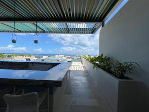 Brand New on 5th Av The vibrant hearth of the city