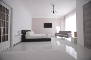 Deluxe One-Bedroom Apartment