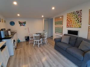 Butterfly Cottage Retreat - Private Studio Getaway