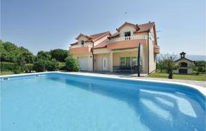 Gorgeous Home In Sinj