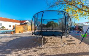 5 Bedroom Nice Home In Miranje