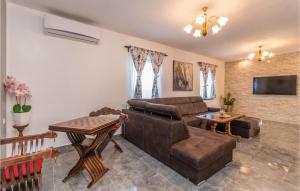 5 Bedroom Nice Home In Miranje