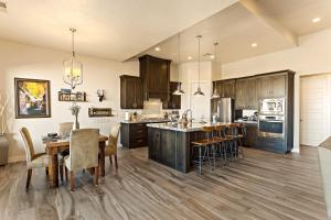 SuiteRetreatsUTAH Elite, Hillside, Hurricane Home, Escape with AMAZING VIEWS