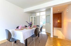 RH 90 m2 and free parking only 3 min with a car from the airport