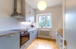 RH 90 m2 and free parking only 3 min with a car from the airport