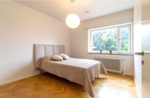 RH 90 m2 and free parking only 3 min with a car from the airport