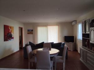 Havre de paix au cœur du Sud appartement cosy climatisé piscine privée entre mer et trésors du Languedoc