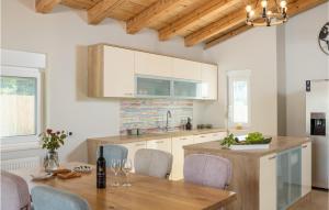 Gorgeous Home In Dograde With Wifi