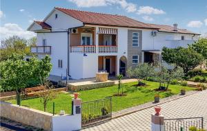 2 Bedroom Lovely Apartment In Vrsi