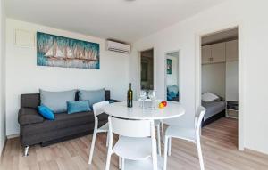 2 Bedroom Beach Front Home In Drage 