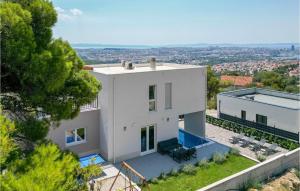 Cozy Home In Klis With Kitchen 