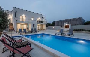 4 Bedroom Gorgeous Home In Vrsi