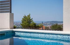 Cozy Home In Klis With Kitchen 