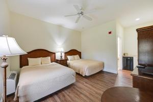 Naples Studio with Canal Access!