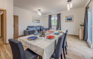 4 Bedroom Gorgeous Home In Vrsi