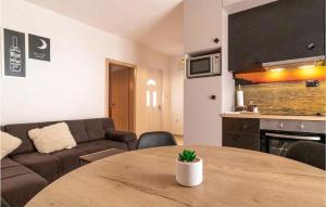 1 Bedroom Stunning Apartment In Bibinje 