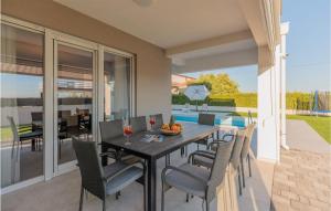 Cozy Home In Vrsi With Wi-Fi