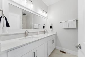 Grand Retreat I! 4BR 5BA Sleeps 15! Private Pool! Luxury and comfort await!