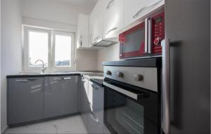 1 Bedroom Lovely Apartment In Rogoznica