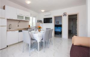 Cozy Apartment In Rogoznica With Wifi