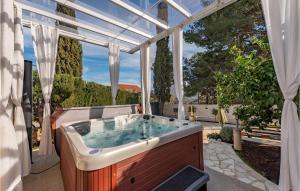 3 Bedroom Beach Front Home In Zdrelac 