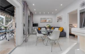 3 Bedroom Beach Front Home In Zdrelac 