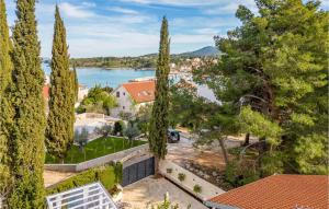 3 Bedroom Beach Front Home In Zdrelac 