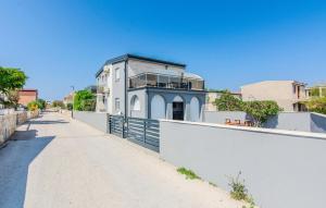 1 Bedroom Lovely Apartment In Vir