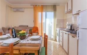 Cozy Apartment In Biograd With Kitchen