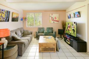 Relax at Artists Secret Garden, KOI Pond & Jacuzzi, 4 BIG groups
