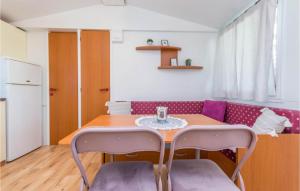 Cozy Home In Sveti Filip I Jakov 