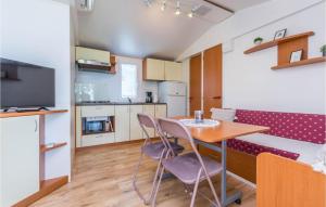 Cozy Home In Sveti Filip I Jakov