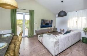 Pet Friendly Apartment In Benkovac 