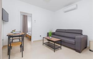 1 Bedroom Nice Home In Peroj 