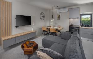 Nice Home In Muntrilj With Wifi 